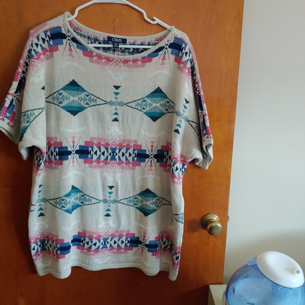 Short sleeved sweater.